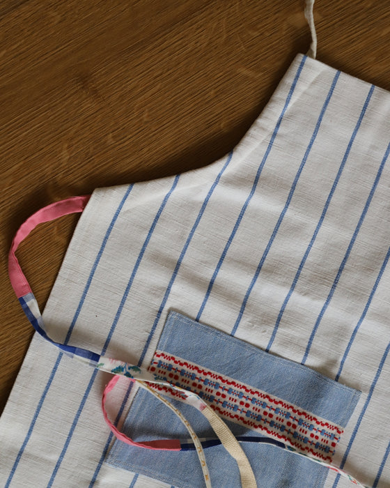 Stribet børneforklæde