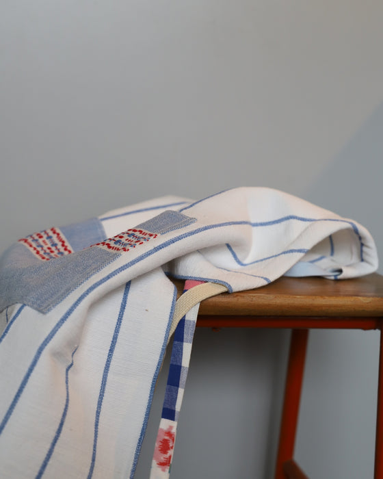 Stribet børneforklæde