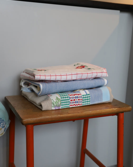 Stribet børneforklæde