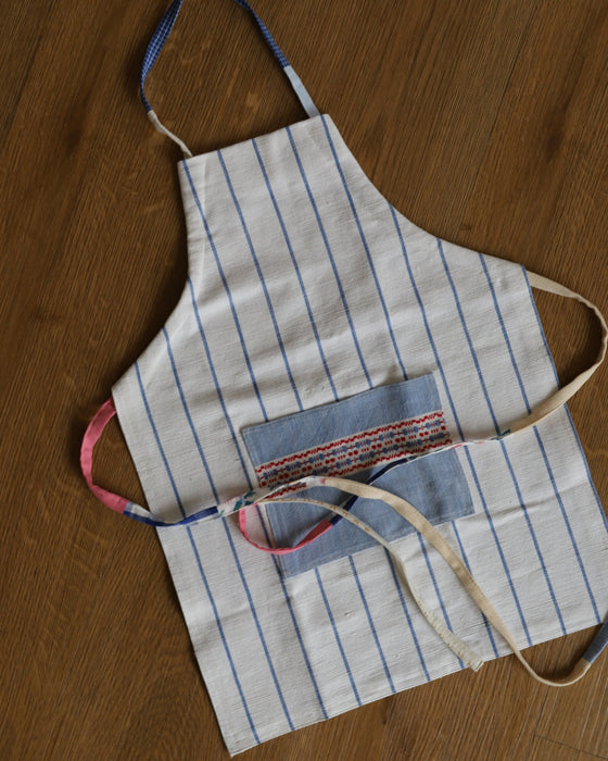 Stribet børneforklæde